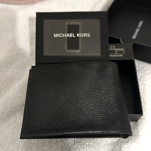 Michael Kors wallet - Picture 9 of 10